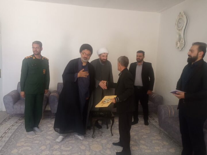 تصاویر/ادای احترام امام جمعه چوار به خانواده شهدا