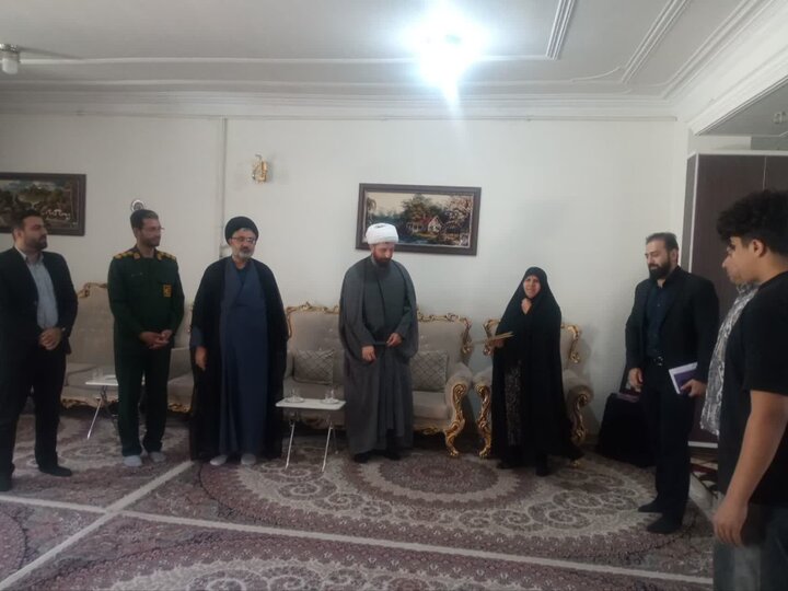تصاویر/ادای احترام امام جمعه چوار به خانواده شهدا