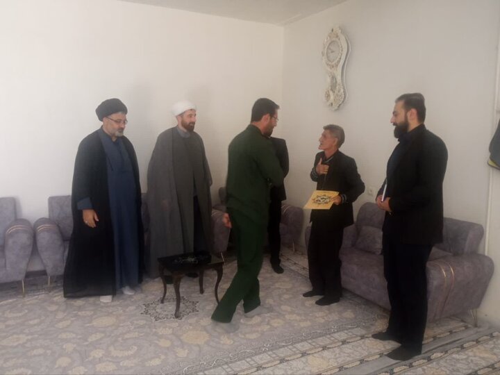 تصاویر/ادای احترام امام جمعه چوار به خانواده شهدا