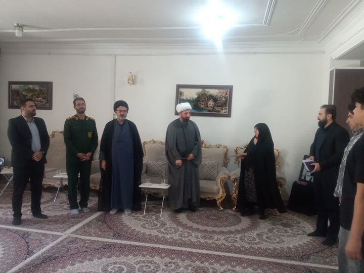 تصاویر/ادای احترام امام جمعه چوار به خانواده شهدا