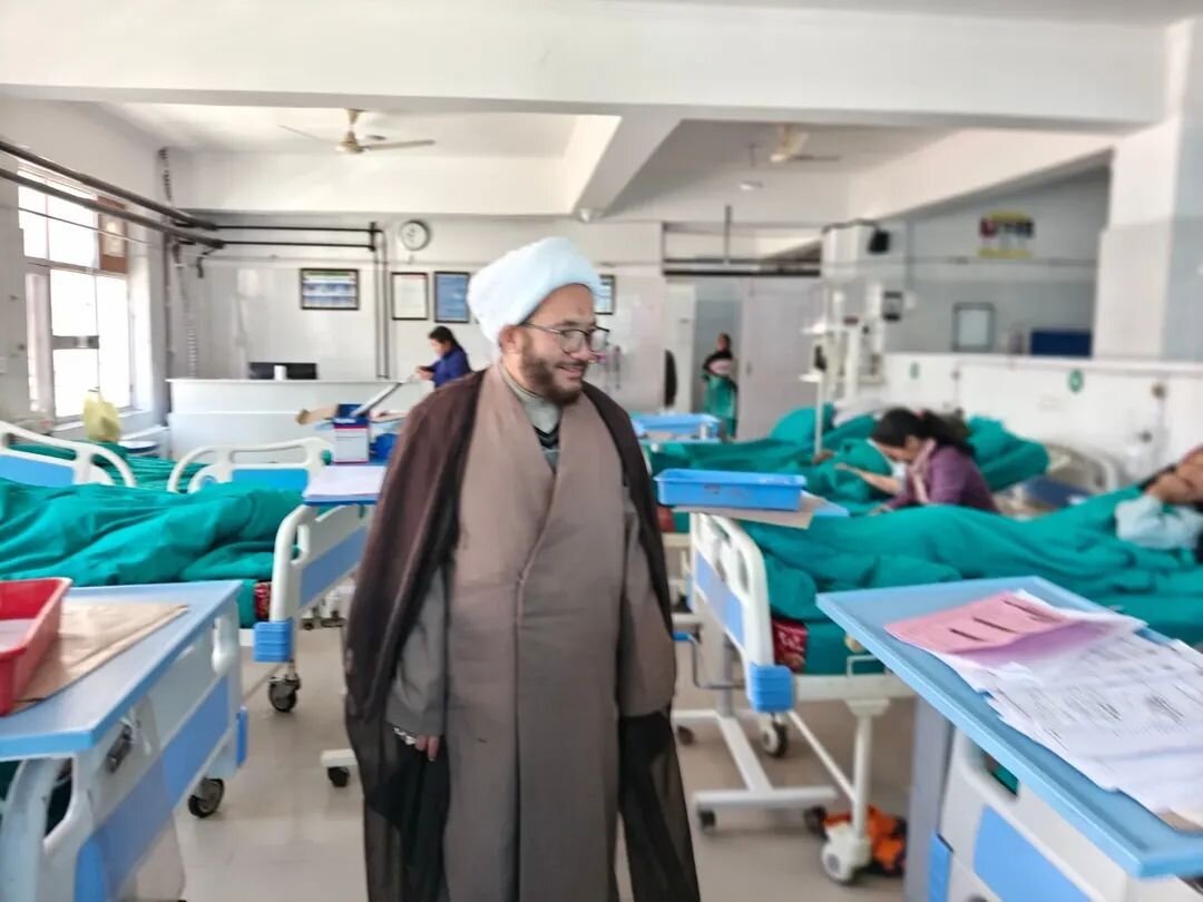 امام جمعہ کارگل کا ضلع اسپتال کرگل کا دورہ، کامیاب سرجری والے مریضوں کی خیریت دریافت کی