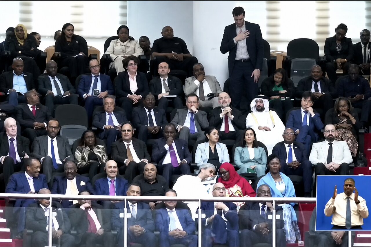 Lungo applauso nel Parlamento della Tanzania per il vice ambasciatore iraniano