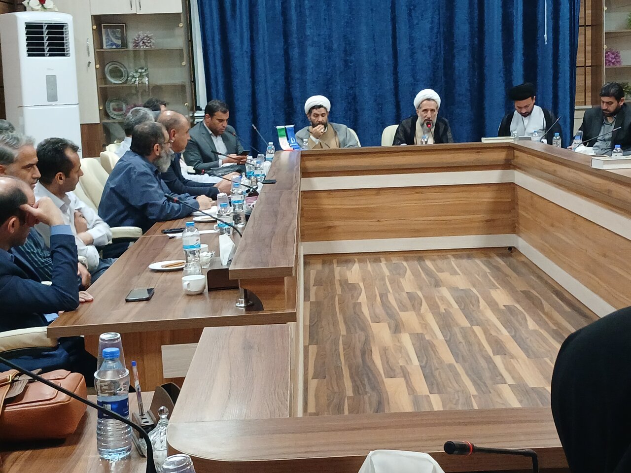 نشست هم‌اندیشی اساتید دانشگاه فردوسی مشهد با موضوع تبیین ابعاد علمی، اخلاقی و اجتماعی حضرت آیت‌الله سید مجتبی خامنه‌ای که در دفتر نهاد نمایندگی مقام معظم رهبری در دانشگاه فردوسی