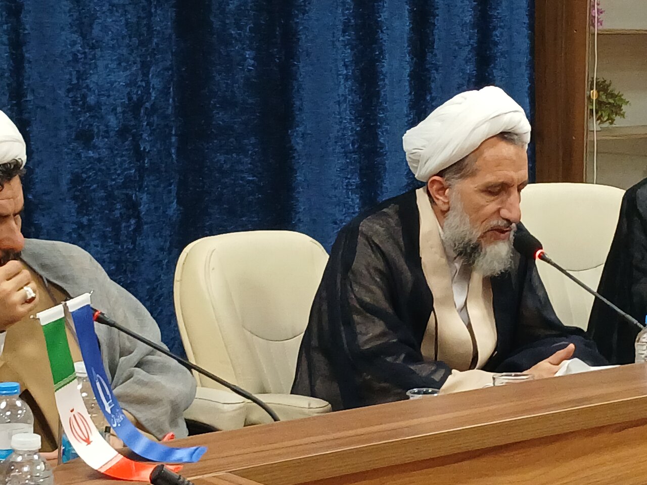 نشست هم‌اندیشی اساتید دانشگاه فردوسی مشهد با موضوع تبیین ابعاد علمی، اخلاقی و اجتماعی حضرت آیت‌الله سید مجتبی خامنه‌ای که در دفتر نهاد نمایندگی مقام معظم رهبری در دانشگاه فردوسی