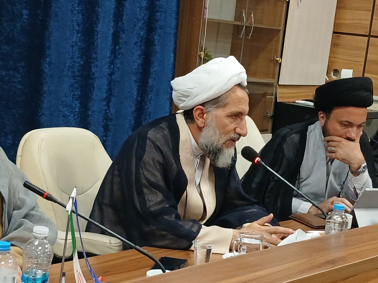 نشست هم‌اندیشی اساتید دانشگاه فردوسی مشهد با موضوع تبیین ابعاد علمی، اخلاقی و اجتماعی حضرت آیت‌الله سید مجتبی خامنه‌ای که در دفتر نهاد نمایندگی مقام معظم رهبری در دانشگاه فردوسی