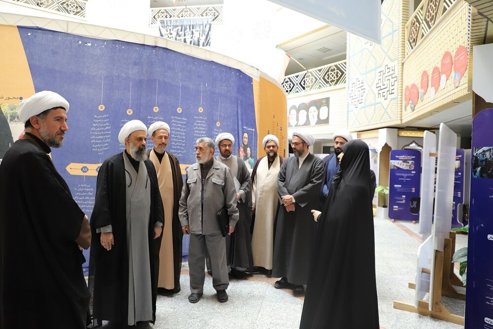 بازدید مدیر حوزه‌های علمیه خواهران از نمایشگاه «بانوی ایرانی»+ تصاویر