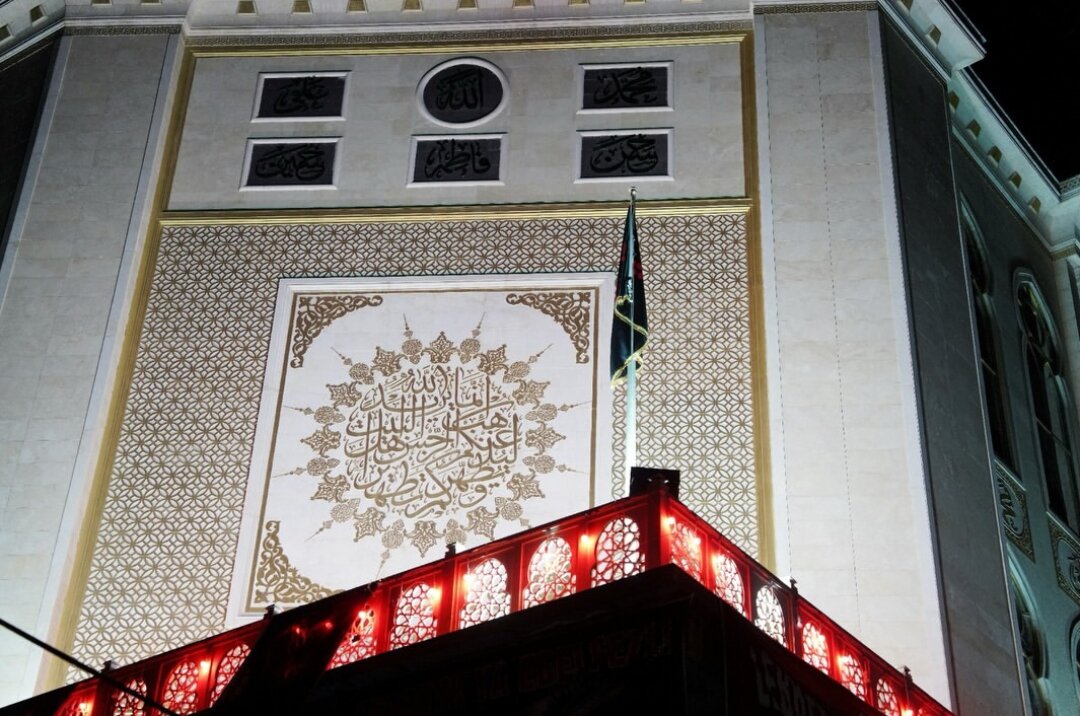 برافراشتن پرچم سیاه حسینی بر فراز مسجد زینبیه در استانبول