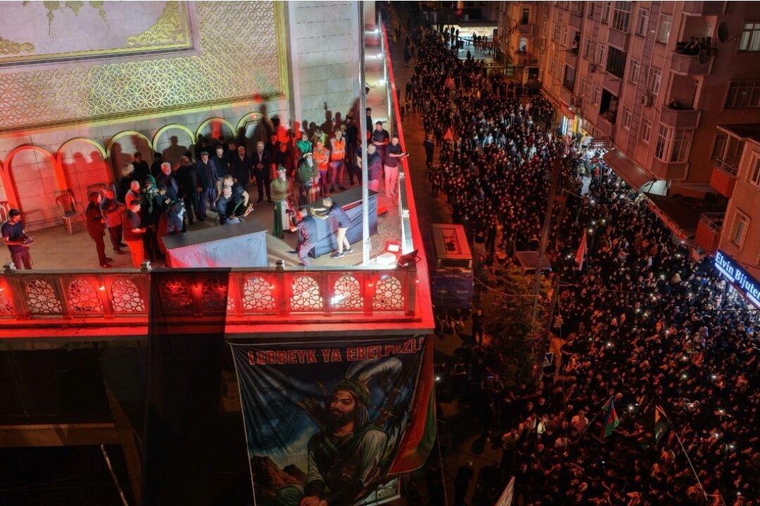 Pengibaran Bendera Hitam Husaini di Atas Masjid Zainabiyah Istanbul
