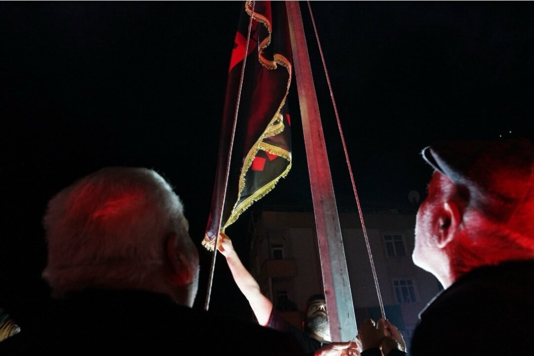 Pengibaran Bendera Hitam Husaini di Atas Masjid Zainabiyah Istanbul