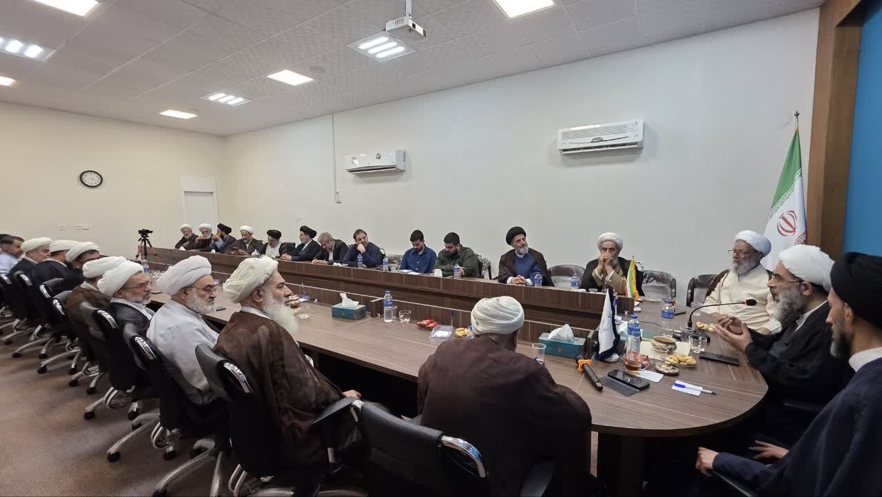 تصویر و فیلم از دیدار آیت الله محمد جواد فاضل لنکرانی با امام شهرستان اردکان