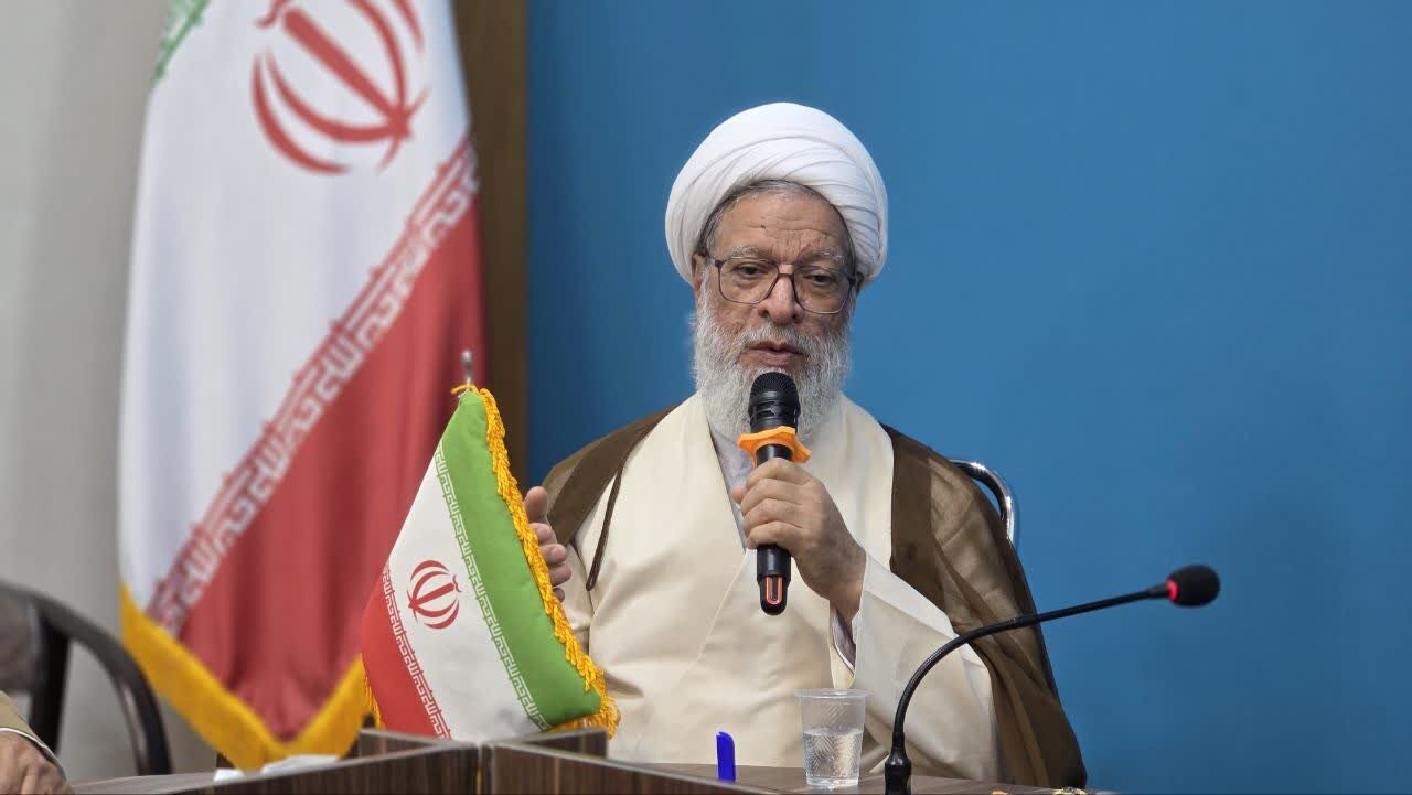 تصویر و فیلم از دیدار آیت الله محمد جواد فاضل لنکرانی با امام شهرستان اردکان