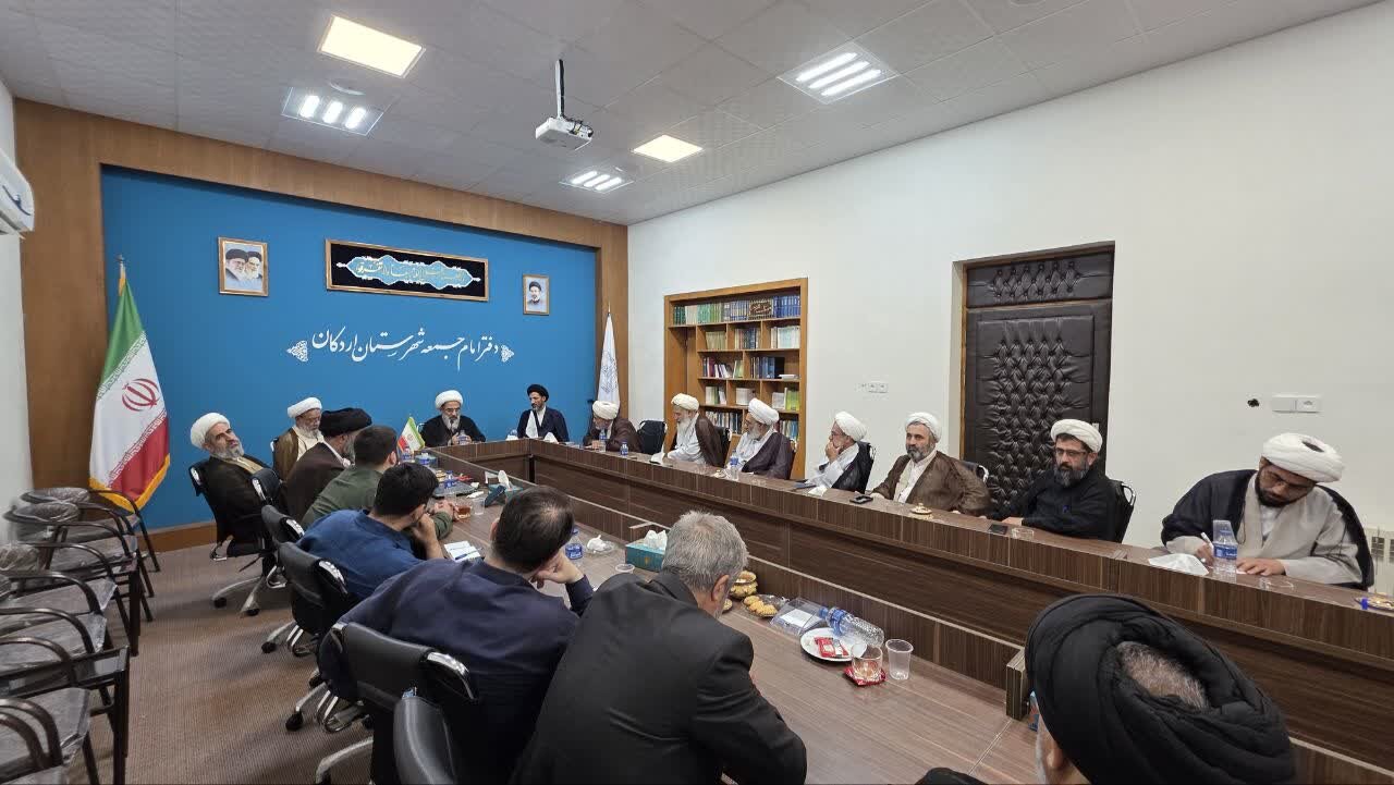 تصویر و فیلم از دیدار آیت الله محمد جواد فاضل لنکرانی با امام شهرستان اردکان