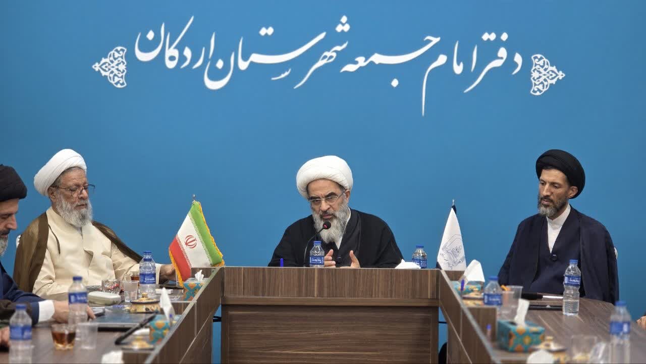 تصویر و فیلم از دیدار آیت الله محمد جواد فاضل لنکرانی با امام شهرستان اردکان