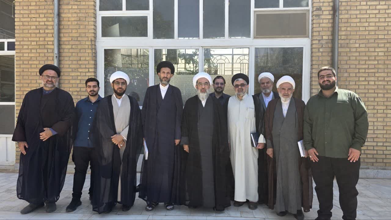 تصویر و فیلم از دیدار آیت الله محمد جواد فاضل لنکرانی با امام شهرستان اردکان