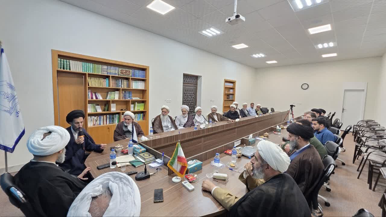 تصویر و فیلم از دیدار آیت الله محمد جواد فاضل لنکرانی با امام شهرستان اردکان