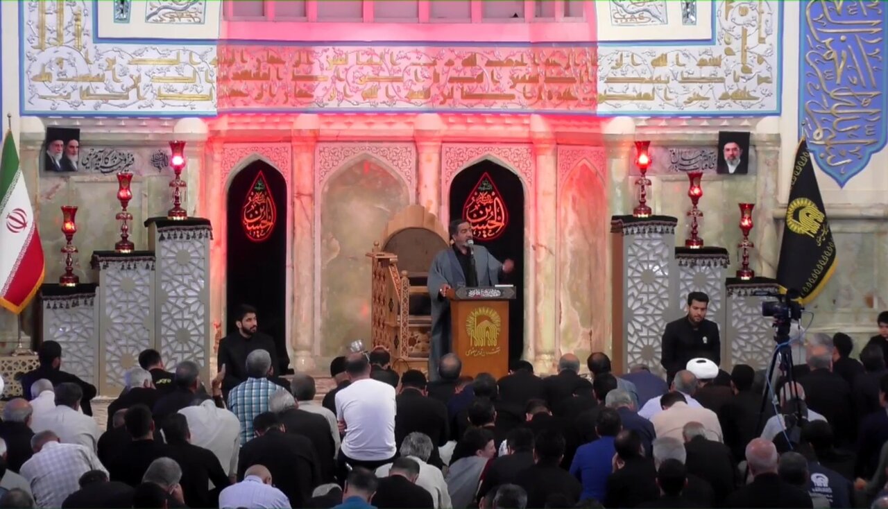 مراسم عزاداری امام حسین(ع) در رواق امام خمینی حرم مطهر رضوی مراسم عزاداری امام حسین(ع) در رواق امام خمینی حرم مطهر رضوی