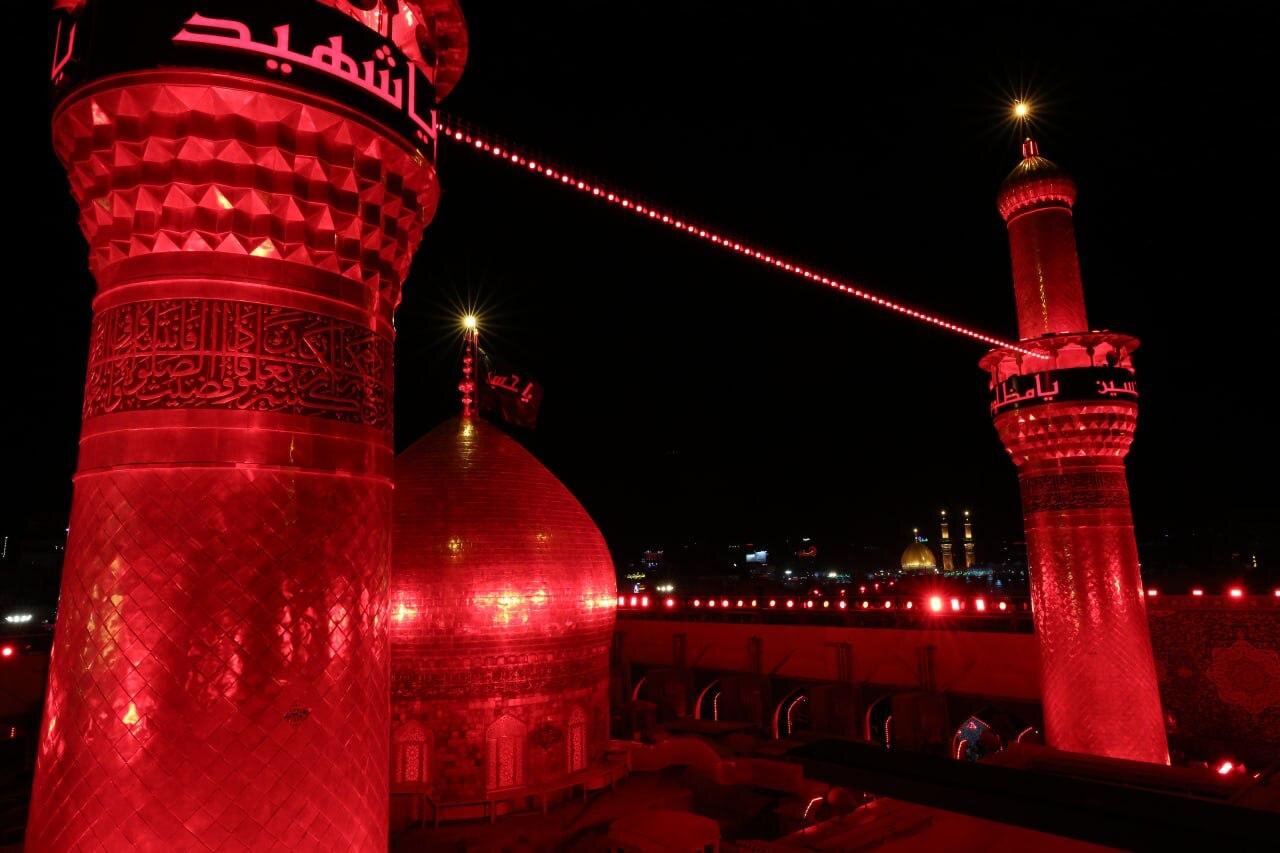 كربلاء تشهد مراسم استبدال رايتي قبتي الإمام الحسين وأخيه العباس (عليهما السلام) إيذاناً بحلول شهر المحرم (فيديو وصور)