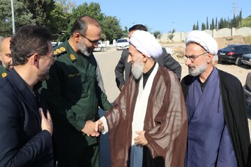 تصاویر/ اقامه نماز بر پیکر مادر گرانقدر شهید اسفندیاری، در گلزار شهدای نکا توسط نماینده ولی فقیه در مازندران