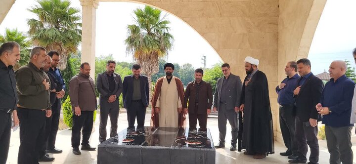 تصاویر/ حضور امام جمعه محمودآباد در دانشگاه آزاد و غبارروبی مزار شهدای گمنام