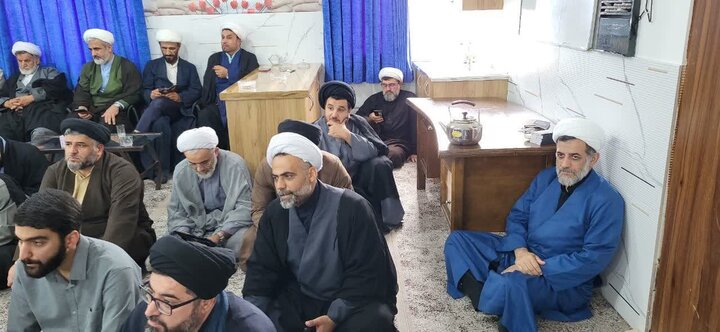 حوزه/ حضور ائمه جمعه محمودآباد و سرخ رود در جلسه جامعه روحانیت شهرستان