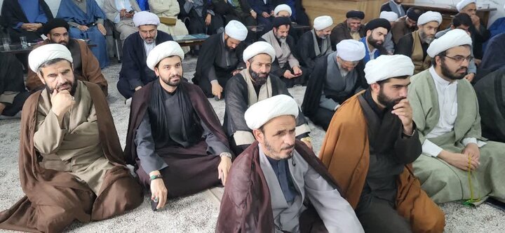 حوزه/ حضور ائمه جمعه محمودآباد و سرخ رود در جلسه جامعه روحانیت شهرستان
