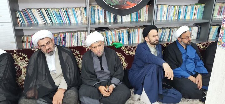 حوزه/ حضور ائمه جمعه محمودآباد و سرخ رود در جلسه جامعه روحانیت شهرستان