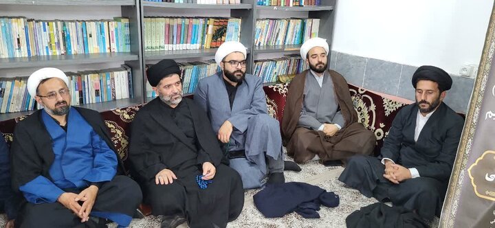 حوزه/ حضور ائمه جمعه محمودآباد و سرخ رود در جلسه جامعه روحانیت شهرستان