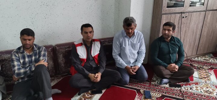 تصاویر/ حضور امام جمعه محمودآباد در کمیته امداد شهرستان