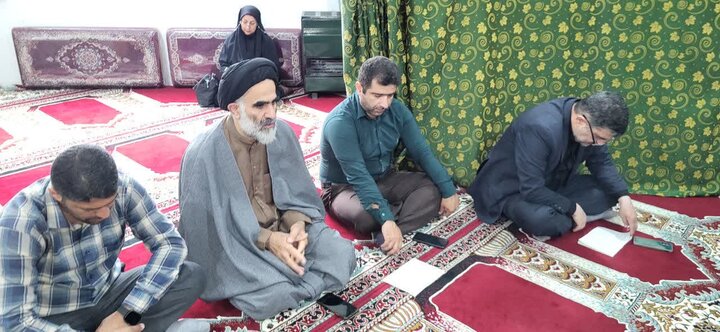 تصاویر/ حضور امام جمعه محمودآباد در کمیته امداد شهرستان