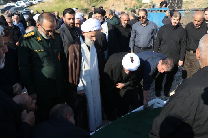 تصاویر/ اقامه نماز بر پیکر مادر گرانقدر شهید اسفندیاری، در گلزار شهدای نکا توسط نماینده ولی فقیه در مازندران