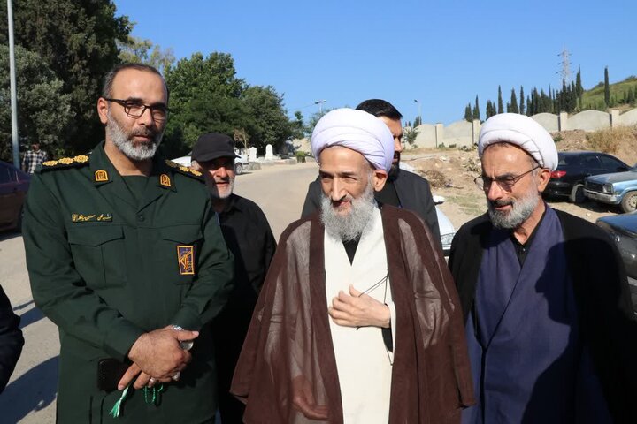 تصاویر/ اقامه نماز بر پیکر مادر گرانقدر شهید اسفندیاری، در گلزار شهدای نکا توسط نماینده ولی فقیه در مازندران