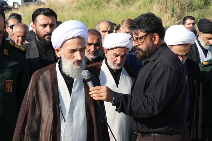 تصاویر/ اقامه نماز بر پیکر مادر گرانقدر شهید اسفندیاری، در گلزار شهدای نکا توسط نماینده ولی فقیه در مازندران