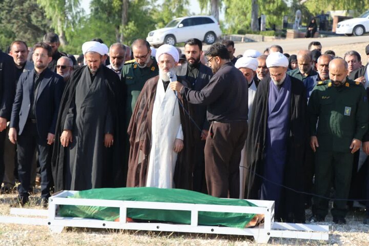 تصاویر/ اقامه نماز بر پیکر مادر گرانقدر شهید اسفندیاری، در گلزار شهدای نکا توسط نماینده ولی فقیه در مازندران