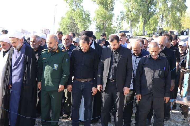 تصاویر/ اقامه نماز بر پیکر مادر گرانقدر شهید اسفندیاری، در گلزار شهدای نکا توسط نماینده ولی فقیه در مازندران