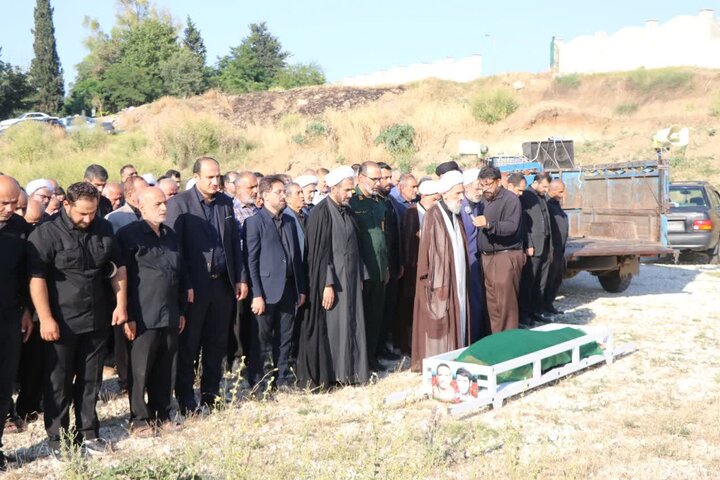تصاویر/ اقامه نماز بر پیکر مادر گرانقدر شهید اسفندیاری، در گلزار شهدای نکا توسط نماینده ولی فقیه در مازندران