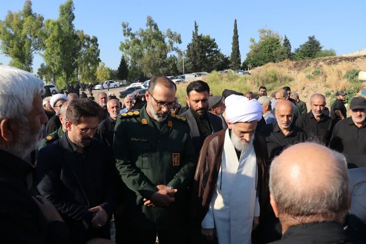 تصاویر/ اقامه نماز بر پیکر مادر گرانقدر شهید اسفندیاری، در گلزار شهدای نکا توسط نماینده ولی فقیه در مازندران