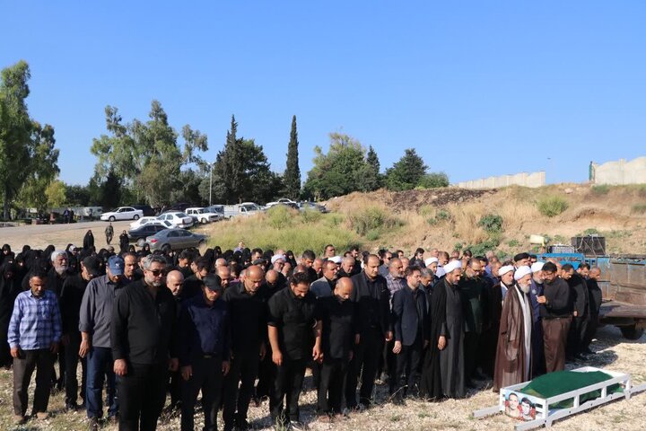 تصاویر/ اقامه نماز بر پیکر مادر گرانقدر شهید اسفندیاری، در گلزار شهدای نکا توسط نماینده ولی فقیه در مازندران