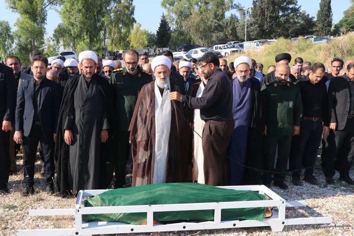 تصاویر/ اقامه نماز بر پیکر مادر گرانقدر شهید اسفندیاری، در گلزار شهدای نکا توسط نماینده ولی فقیه در مازندران