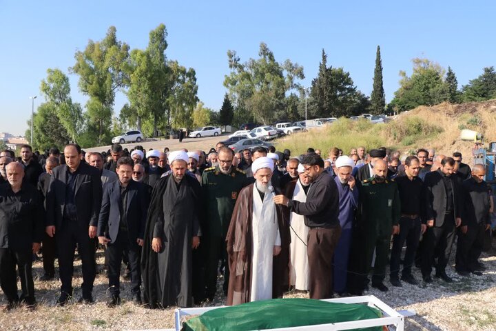 تصاویر/ اقامه نماز بر پیکر مادر گرانقدر شهید اسفندیاری، در گلزار شهدای نکا توسط نماینده ولی فقیه در مازندران