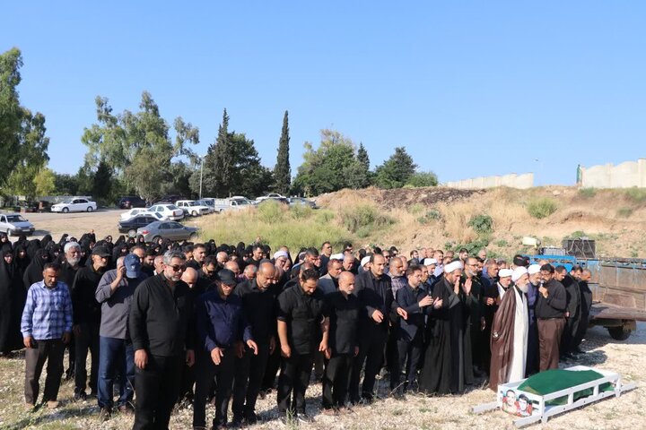 تصاویر/ اقامه نماز بر پیکر مادر گرانقدر شهید اسفندیاری، در گلزار شهدای نکا توسط نماینده ولی فقیه در مازندران