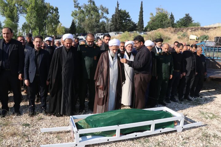 تصاویر/ اقامه نماز بر پیکر مادر گرانقدر شهید اسفندیاری، در گلزار شهدای نکا توسط نماینده ولی فقیه در مازندران