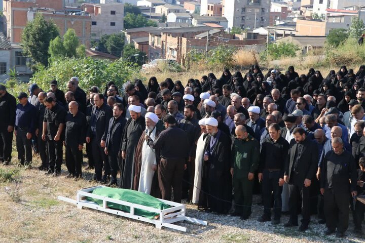 تصاویر/ اقامه نماز بر پیکر مادر گرانقدر شهید اسفندیاری، در گلزار شهدای نکا توسط نماینده ولی فقیه در مازندران