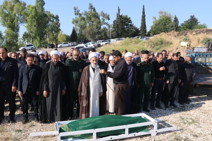 تصاویر/ اقامه نماز بر پیکر مادر گرانقدر شهید اسفندیاری، در گلزار شهدای نکا توسط نماینده ولی فقیه در مازندران