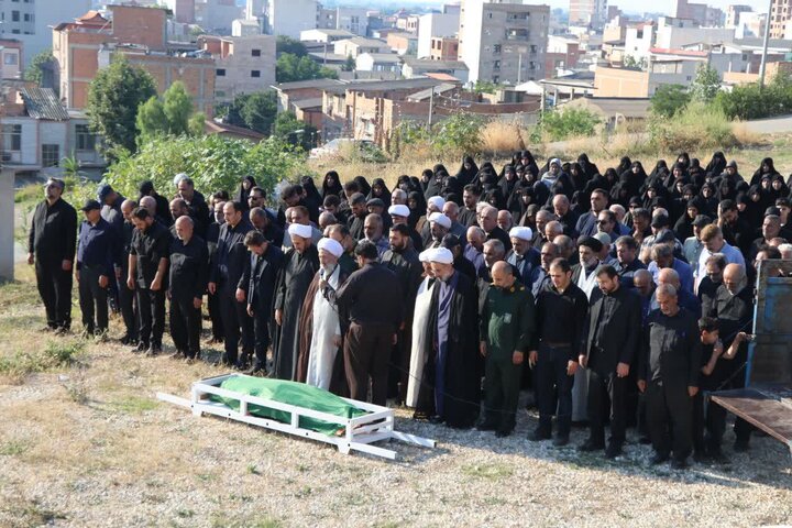 تصاویر/ اقامه نماز بر پیکر مادر گرانقدر شهید اسفندیاری، در گلزار شهدای نکا توسط نماینده ولی فقیه در مازندران