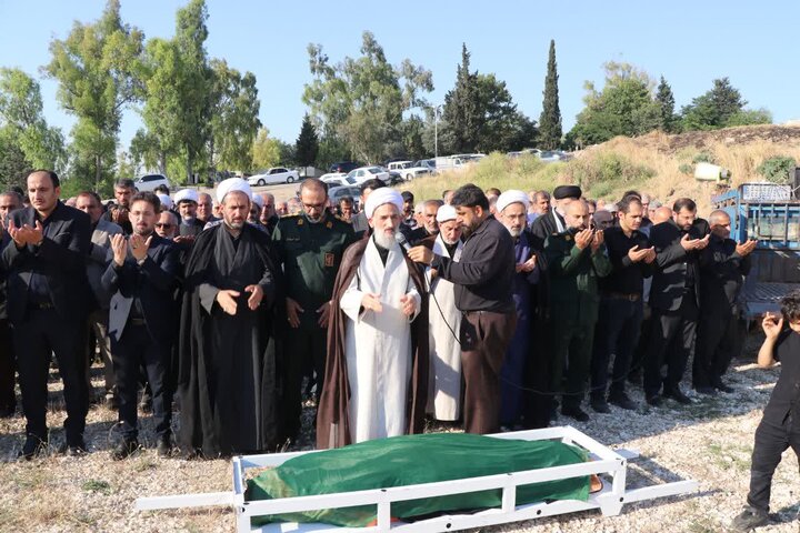 تصاویر/ اقامه نماز بر پیکر مادر گرانقدر شهید اسفندیاری، در گلزار شهدای نکا توسط نماینده ولی فقیه در مازندران