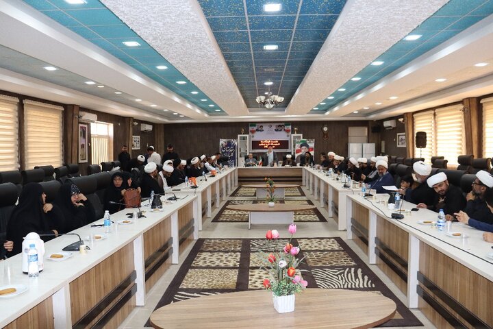 تصاویر/ نشست روحانیون و مبلغان شهرستان دیّر