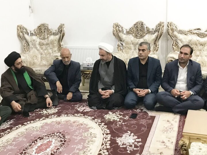 تصاویر/تجدید میثاق نماینده ولی‌فقیه در استان ایلام با اسوه‌های صبر و حماسه جنگ رمضان در آبدانان