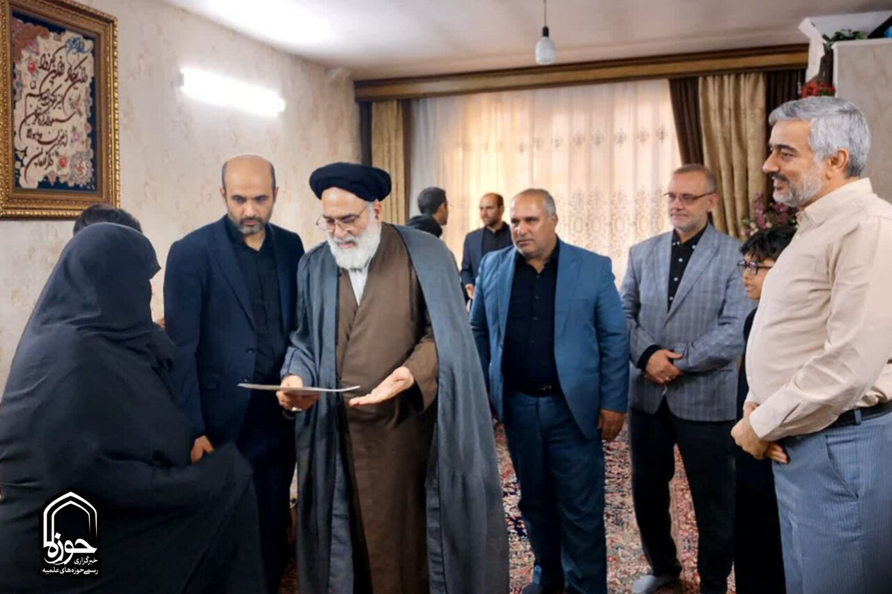دیدار با خانواده‌های شهدا نه یک وظیفه اخلاقی و دینی، بلکه توفیقی برای مسئولان است