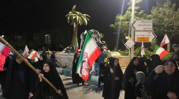 فیلم| پرچم گردانی مردم در میدان امام حسین (ع)اراک