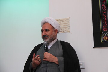 انس با قرآن واقامه نماز از ابعاد قیام حماسه حسینی است